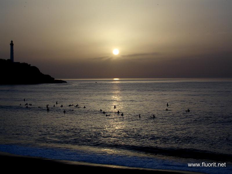 DSC00065.JPG - Anglet/La Chambre d'amour - coucher de soleil sur les surfeurs © Fluorit