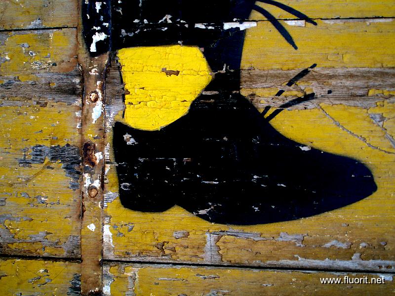 1-chaussure_je.jpg - La chaussure jaune © Fluorit