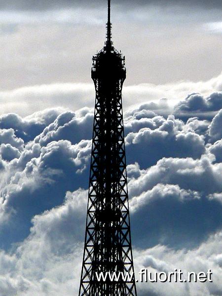 eiffel_clouds2.jpg - Tour Eiffel dans les nuages...vue du bus.