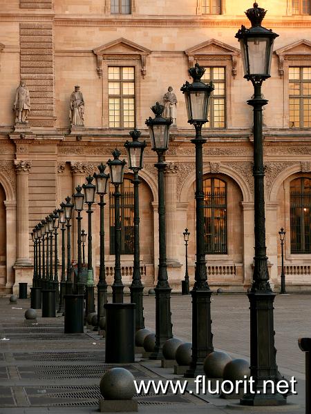 lampadaires.jpg - Les colonnes du Louvre